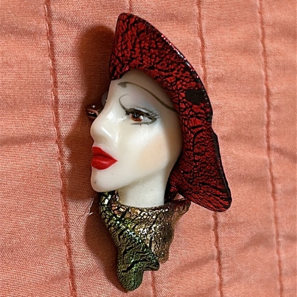 Vintage Lady Face Profile Head Brooch Pin with Hat Elegant Silhouette, plastic - Picture 7 of 13